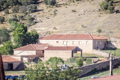 El Palacio de Hinojosa, edificado en 1581 y restaurado por el primer conde de la Puebla de Valverde, se levanta en el entorno rural de Hinojosa de la Sierra (Soria)