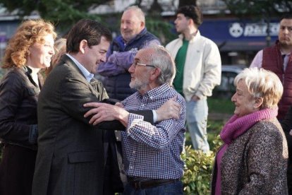 El candidato del Partido Popular de Castilla y León a la reelección como Presidente de la Junta, Alfonso Fernández Mañueco, interviene en la Plaza de Poniente de Valladolid.