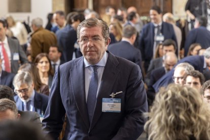 El presidente de Empresa Familiar de Castilla y León (EFCL), Isidoro Alanís, inaugura su Asamblea General de Socios junto al director territorial en Castilla y León del Banco Santander, F. Javier Martín Calvo, y el concejal de Promoción Económica del Ayuntamiento de Salamanca, Pedro Martínez.