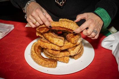 Plato de torreznos listo para ser degustado el producto en una de las fases del concurso.
