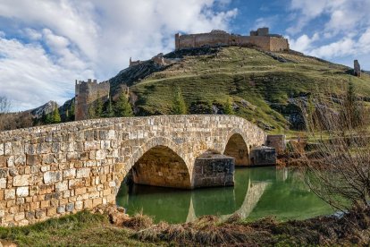 Desde el puente se obtiene una de las perspectivas más reconocibles del conjunto histórico de la villa.