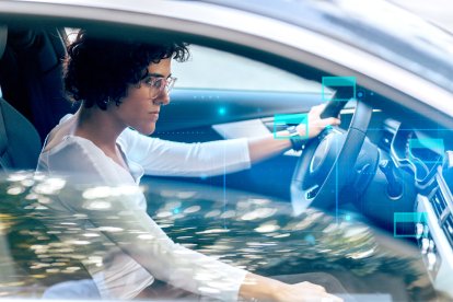 Mujer al volante en coche conectado