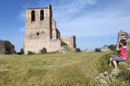 Restos de la iglesia de Peñalcázar, un antiguo pueblo de Soria que quedó sin habitantes y hoy conserva parte de su patrimonio histórico.
