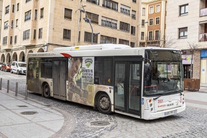 Un autobús urbano en la calle Sagunto.