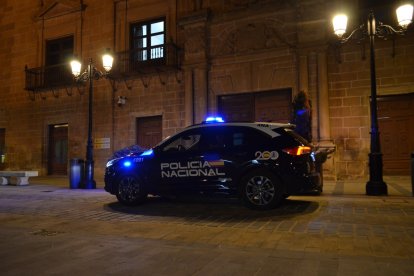Vehículo de la Policía Nacional de Soria junto a los juzgados de Condes de Gómara.