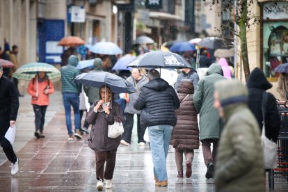 Paraguas en el centro de Soria ante la abundante lluvia en la mañana de este viernes.