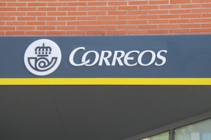 Archivo - Imagen de una oficina de Correos con el emblema de la empresa.