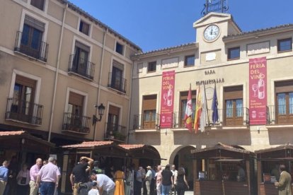 Ambiente en la Plaza Mayor de San Esteban de Gormaz durante la Feria del Vino y Productos de la Tierra, con puestos de degustación frente al ayuntamiento