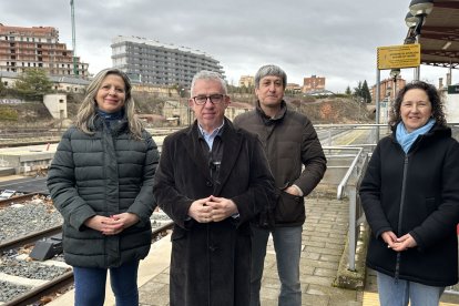 Ceña, segundo por la izquierda, junto a otros miembros de la candidatura de Soria Ya.