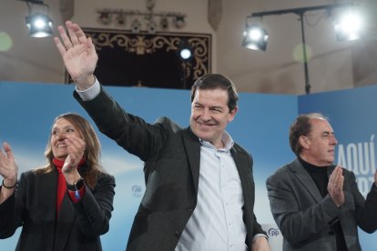 El candidato del Partido Popular de Castilla y León a la reelección como presidente de la Junta, Alfonso Fernández Mañueco, participa en un acto electoral en Soria junto a la candidata Rocío Lucas y el presidente del PP de Soria, Benito Serrano.