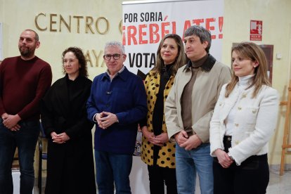 Los candidatos de de  Soria ¡Ya! atienden a los medios minutos antes de comenzar su acto de campaña