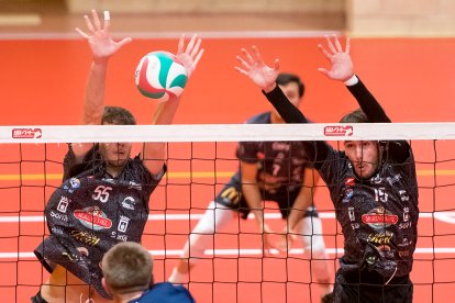 El Moreno Sáez Sporting no jugó un buen partido en Burgos, pese a que venció en el quinto set.