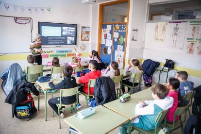 Pilar López, una de las abuelas que ha participado en la actividad realizada por el CEIP Infantes de Lara dentro de la efeméride del 8 de Marzo.