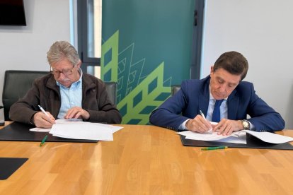 José Luis García Romero y Carlos Martínez Izquierdo rubrican el acuerdo de colaboración entre Asamis y Caja Rural de Soria.