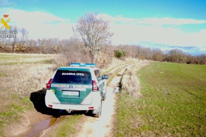 Vehículo de la Guardia Civil de Soria en el campo.