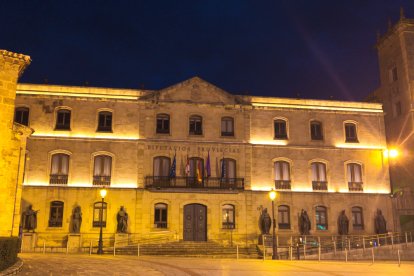 Edificios como el de Diputación lucieron de amarillo como gesto simbólico de apoyo.