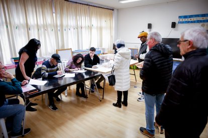 Votaciones en un colegio electoral de Soria, en la capital.