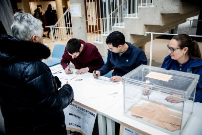 Votaciones en un colegio electoral de Soria este domingo, 15 de marzo.