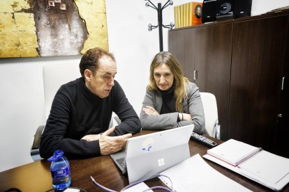 Benito Serrano, este domingo, junto a Rocío Lucas, en la sede.