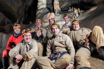Las rutas guiadas de espeleología permiten descubrir el mundo subterráneo con seguridad y material técnico especializado.