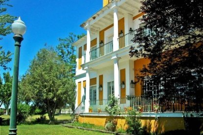 Exterior del hotel con encanto a la venta entre Gormaz y Quintanas de Gormaz.