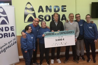 Abel Antón durante la entrega del cheque de 3.000 euros a Ande Soria