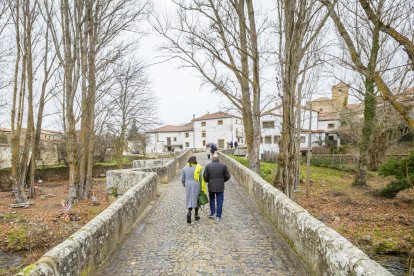 Acceso a Almarza por el puente peatonal.