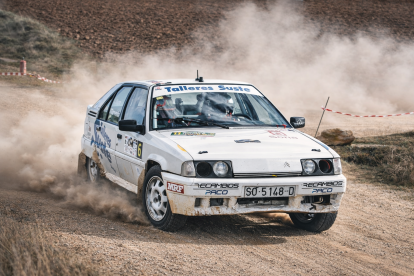 El piloto soriano Agustín Álvaro junto a Fran Garmendia durante un rallye sobre tierra.