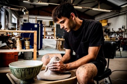 Miguel Rodríguez Escalada modela cada pieza a mano en su taller de Pedrajas, combinando técnica y territorio