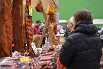 Ambiente en la Feria del Chorizo de Covaleda, donde los visitantes recorren los puestos de productores locales y descubren el embutido artesanal de Soria