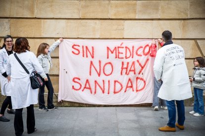 Detalle de la protesta frente a la Subdelegación.