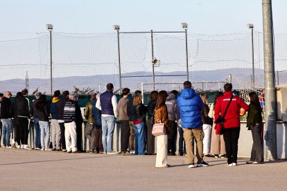 Aficionados siguiendo el partido del pasado sábado en la Ciudad Deportiva.