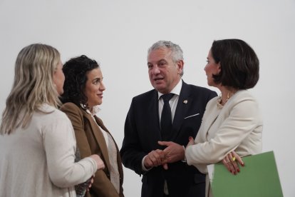 El delegado del Gobierno en Castilla y León, Nicanor Sen; la directora General de MUFACE, Myriam Pallarés, junto a la presidenta del Consejo de Colegios Farmacéuticos Profesionales de Castilla y León, María Engracia Pérez, y el presidente del Colegio Oficial de Médicos y presidente del Consejo Autonómico de Colegios, José Luis Díaz, presentan el lanzamiento de SIREM, la Receta Electrónica Concerta.