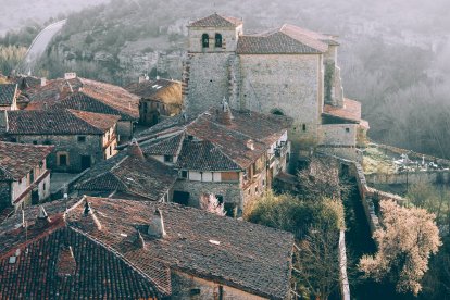 El perfil de Calatañazor muestra cómo la arquitectura tradicional se funde con el terreno, con la iglesia de Nuestra Señora del Castillo dominando el conjunto