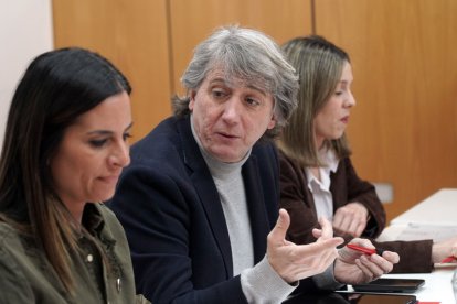 Carlos Martínez durante la reunión feminista este martes en Valladolid.