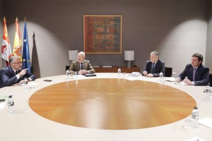 Reunión entre el PP y Vox con sus candidatos al frente, Alfonso Fernández Mañueco y Carlos Pollán.