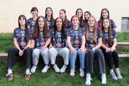 Parte de los convocados por la Federación de Castilla y León posan tras un entrenamiento del Sporting Santo Domingo.