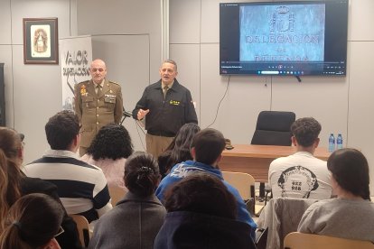 Charla del subdelegado de Defensa y el teniente coronel jefe de Administración Económica de la AGM.