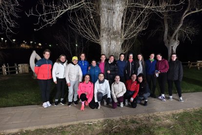 Grupo de mujeres que participaron en la quedada organizada por el C.A. Puente del Canto.