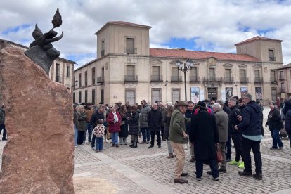 Asistentes a la inauguración del escultura del Toro Jubilo.