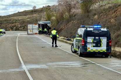 Una mujer ha fallecido en un accidente de tráfico al colisionar su vehículo con un camión.