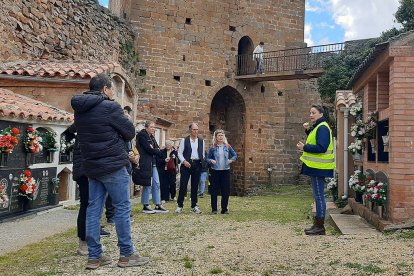 Visitantes en el castillo de Vozmediano (Soria) en una foto de archivo.