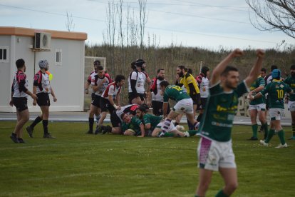Los jugadores del Ingenieros en una acción del encuentro.
