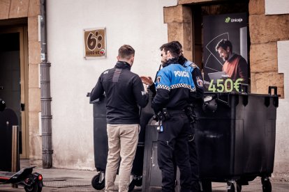 La Policía Local inspecciona un patinete.
