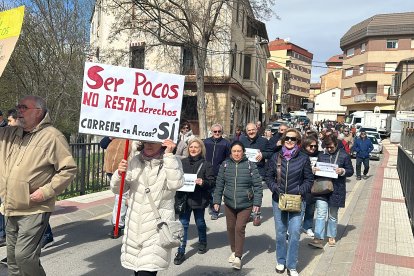 Manifestantes en Arcos de Jalón (Soria) contra el recorte de Correos.HDS