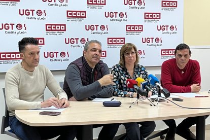 Delegados sindicales de UGT y CCOO en Huf España con los responsables sindicales de Industria en Soria.