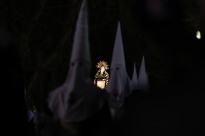 Las imágenes del Cristo del Humilladero y de la Virgen de la Soledad han iluminado la noche del Jueves Santo.
