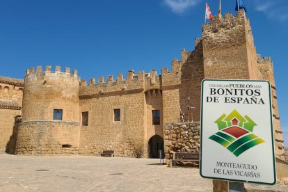 Monteagudo de las Vicarías, con su castillo al fondo.