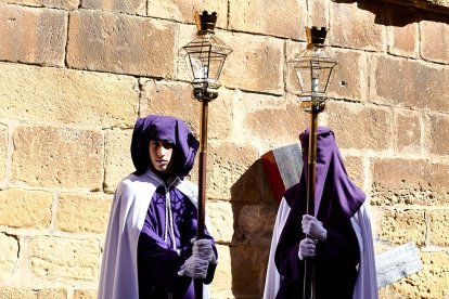 Los cofrades de las Siete Palabras en su recorrido por Soria