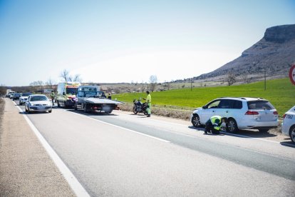 Guardia Civil y Emergencias Sanitarias en el lugar del accidente.